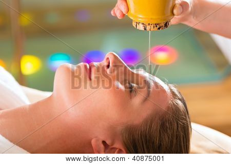 Donna godendo un olio Ayurveda massaggi in una spa