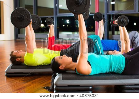 Nuorten urheilun ihmisryhmän koulutus barbell paremmin fitness Gym