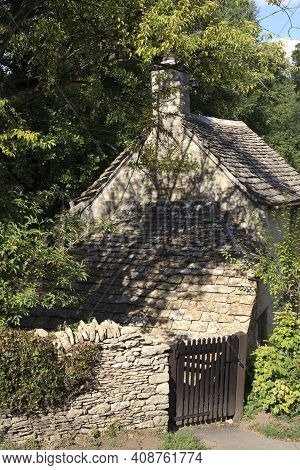 Bibury (england), Uk - August 05, 2015: A Typical House In Bibury Village, Gloucestershire, England,