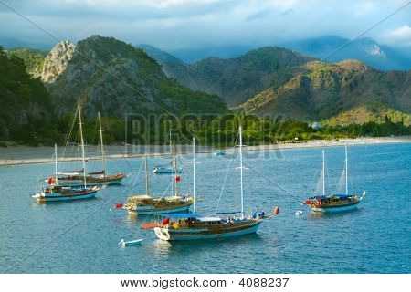 Veleiros na costa do mar