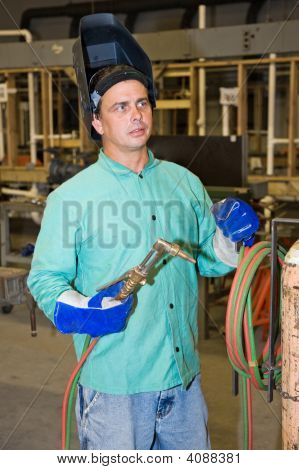 Svejser på fabriksgulvet