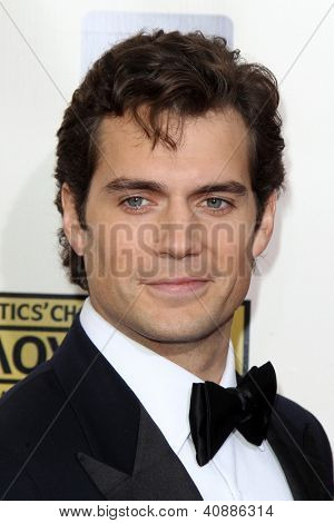LOS ANGELES - 10 มกราคม: Henry Cavill มาที่วิจารณ์ปี 18 เลือกภาพยนตร์รางวัลที่ Barke