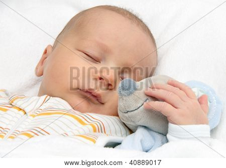 Dítě spí v posteli