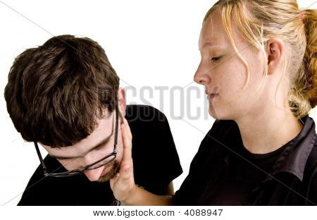 Jovem casal lutando