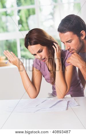 Malentendido de las finanzas con su pareja de la mujer