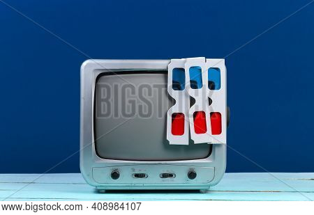 Retro Tv Receiver With Anaglyph 3d Glasses On Classic Blue Background