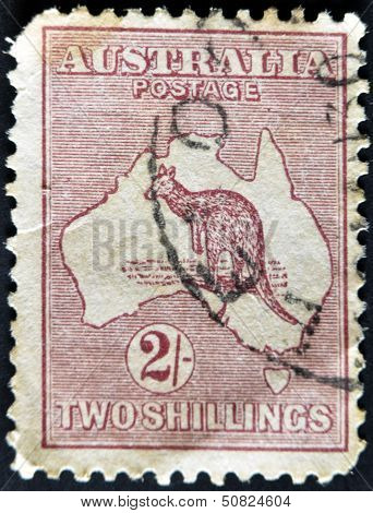 Australia - Circa 1913: A Stamp Printed In Australia Shows The Kangaroo And Map, Circa 1913