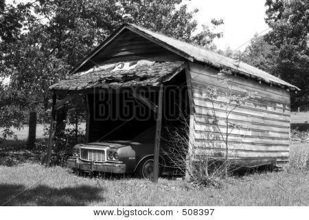 Auto ve staré kůlně