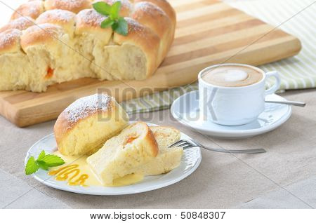 Stuffed yeast pastry dumplings