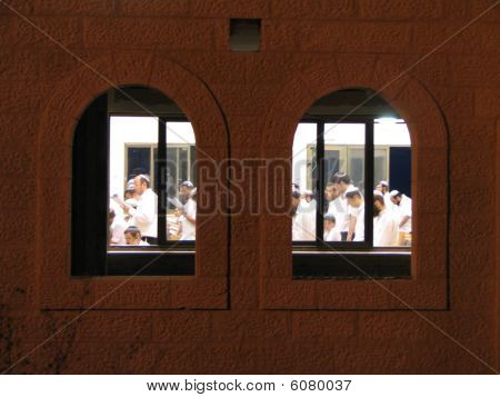 orando en un synagog judío