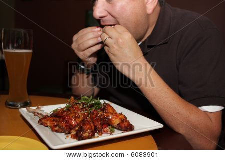 Comer alitas de pollo
