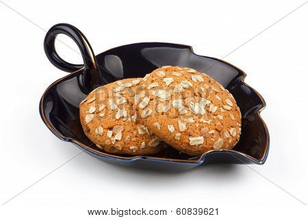 avenaceous cookie on a black saucer