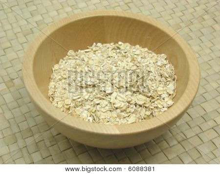 ชามกับข้าวโอ๊ต Flakes บนหวาย Underlay