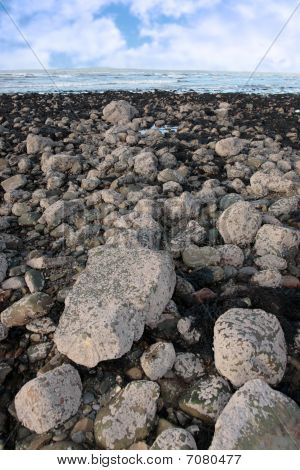 Grijs strand rotsen