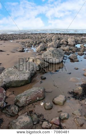 Grijs strand rotsen