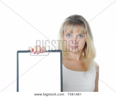 Giovane ragazza con una foglia di un White Paper