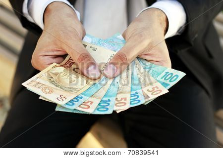 money brasilian on hands