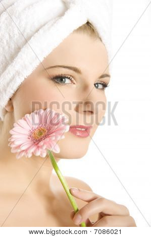 ภาพอย่างใกล้ชิดของสาวสวยบริสุทธิ์สุขภาพผิวและผมเปียกในผ้าเช็ดตัวถือปี่