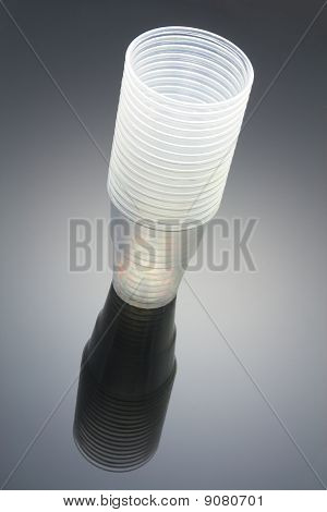 Plastik bardak yığını
