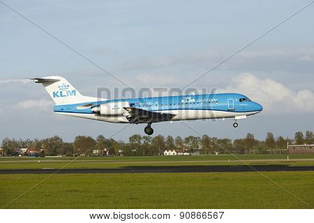 Amsterdam Airport Schiphol - Fokker 70 Of Klm Cityhopper Lands