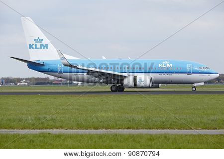 Amsterdam Airport Schiphol - Boeing 737 Of Klm Lands