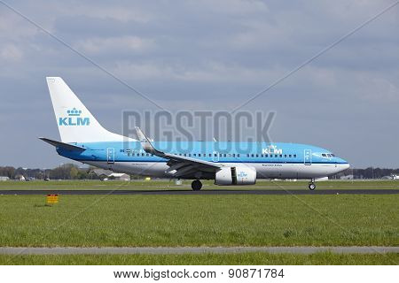 Amsterdam Airport Schiphol - Boeing 737 Of Klm Lands