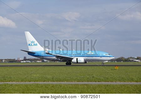 Amsterdam Airport Schiphol - Boeing 737 Of Klm Lands