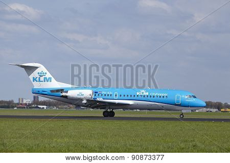 Amsterdam Airport Schiphol - Fokker 70 Of Klm Cityhopper Lands