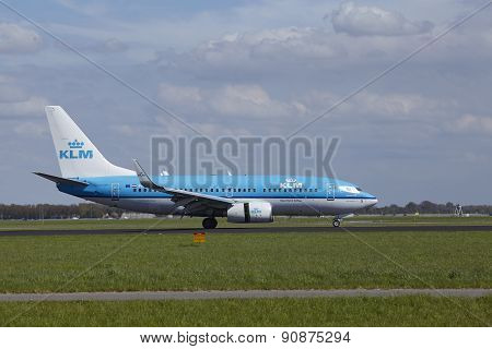 Amsterdam Airport Schiphol - Boeing 737 Of Klm Lands