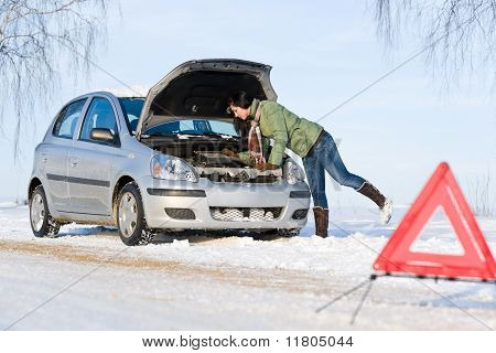 Guasto alla macchina di inverno - donna riparazione motore