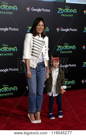 LOS ANGELES - FEB 17:  Lindsay Price, Hudson Stone at the Zootopia Premiere at the El Capitan Theater on February 17, 2016 in Los Angeles, CA