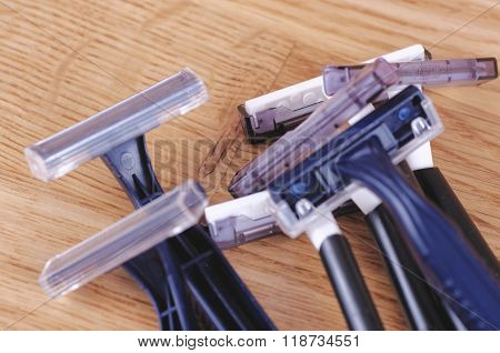 Throw away razor