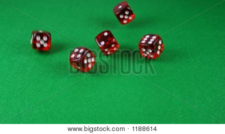 Un tir d'Action de 5 dés jetés sur la Table