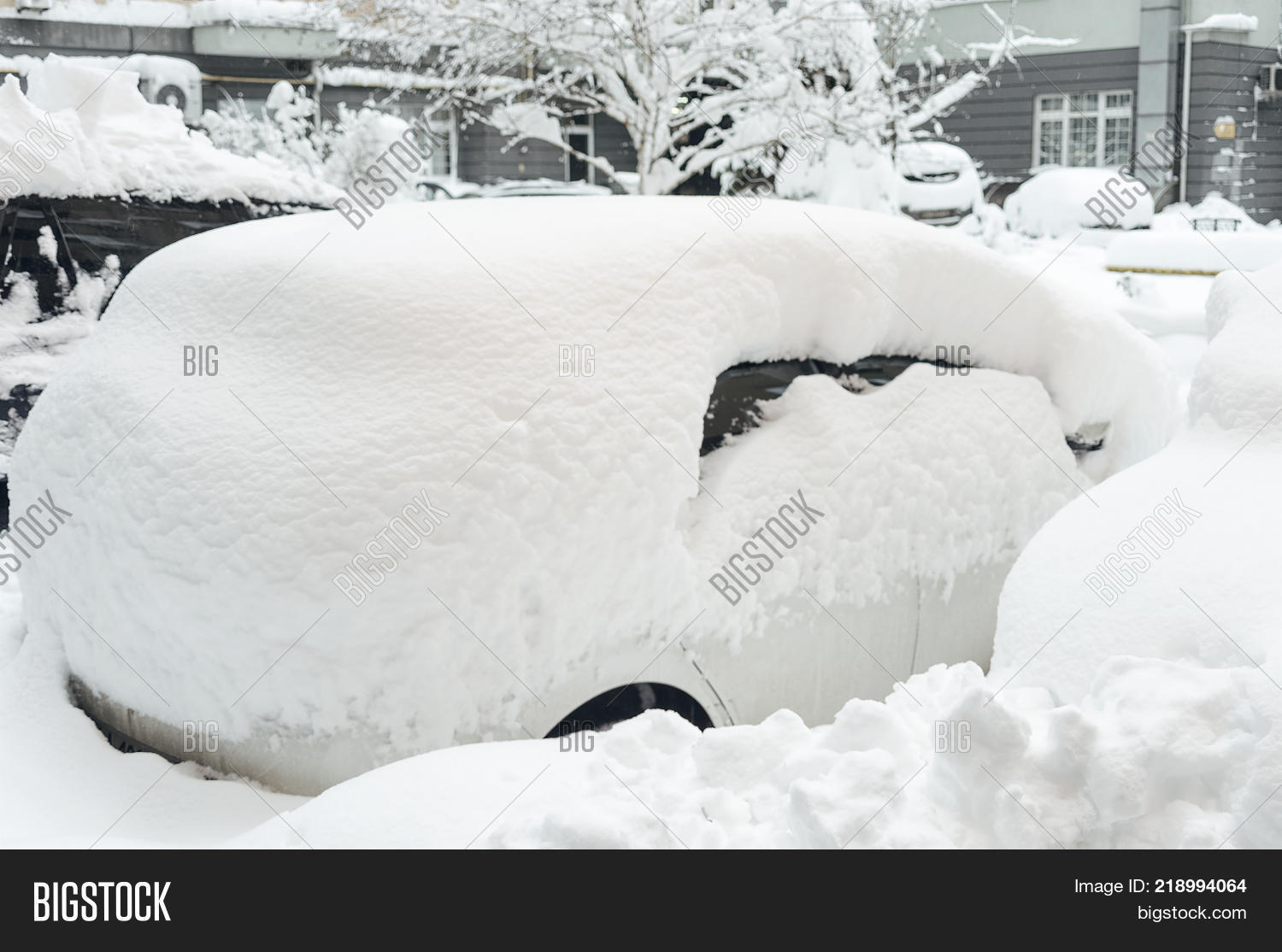 Салон автомобиля со снегом летом. Машина в сугробе. My snow car. Машина в снегу на парковке. My snow car.
