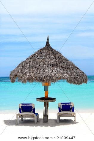 Cabana de palha em um trecho de praia em Aruba