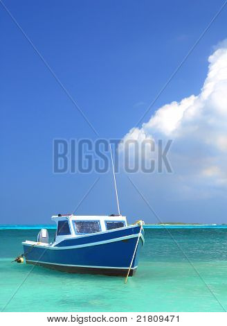 Rybářská loď v Aruba