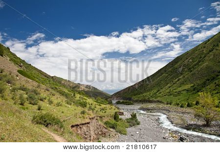 Berglandschaft. Issyk-Ata-Schlucht, Kirgisistan