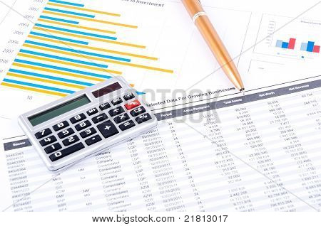 Calcolatrice, penna e finanziaria grafico