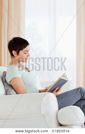 책을 읽고 짧은 머리 여자의 초상화