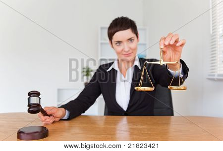 Femme avec un marteau et de la balance de la Justice