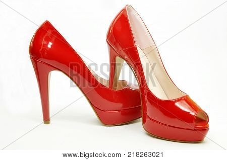 A pair of elegant red shoes for the year-end party 04
