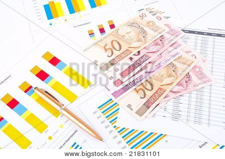 Tabella finanziaria, denaro brasiliano e penna