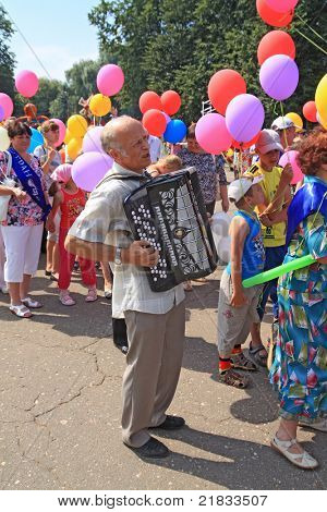 STARAJA RUSSA i Rusland - 9. juli: Ukendt mand med accordeon på parade på byen dag Staraya Russa o