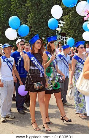 STARAJA RUSSA i Rusland - 9. juli: Ukendt piger på gade i byen Staraya Russa i fest Cit