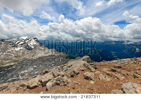 Panoramiczny widok z Fanes Parku Narodowego w Dolomitach