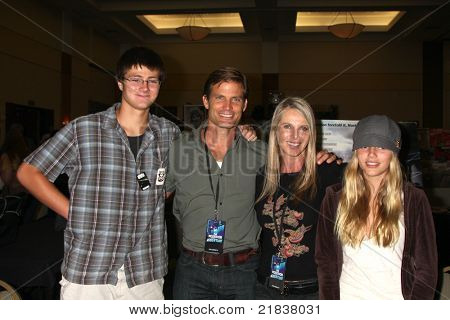 LOS ANGELES - JUL 16: Casper Robert Mitchum Van Dien, Casper Van Dien, Catherine Oxenberg, datter