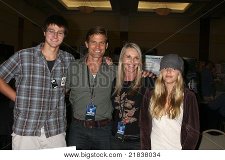 LOS ANGELES - JUL 16: Casper Robert Mitchum Van Dien, Casper Van Dien, Catherine Oxenberg, datter