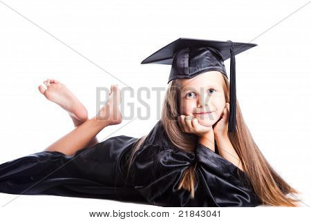 Cute little girl in laurea abito bianco isolato