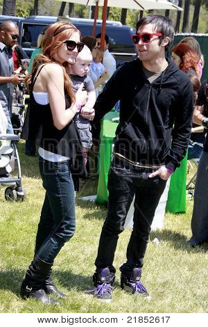LOS ANGELES - JUN 7: Ashlee Simpson, Pete Wentz og deres lille søn på A Time for Heroes berømthe