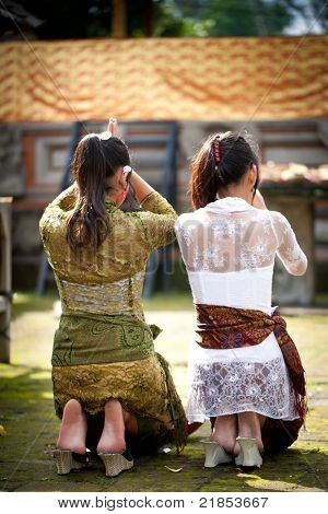 UBUD, BALI, Indonésie - 16. července: Neidentifikované ženy modlí na balinéskou chrámu během Kuning